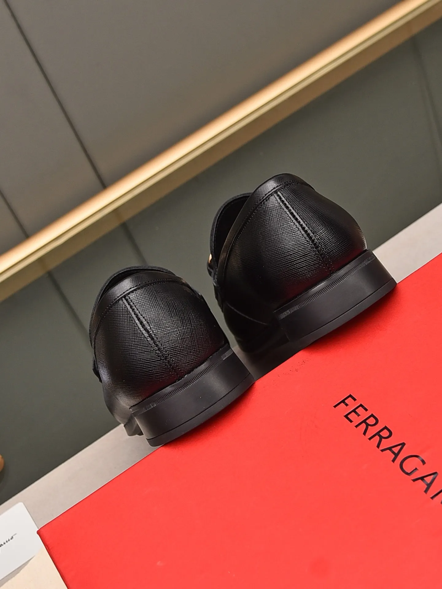 Men's shoes 💰: 460 [Original running volume and quality] Brand: Ferragamo (Ferragamo) Size: Men's size 38/44 (45 can be customized) Grade: Same style as the official website High-end quality men's shoes Material: Original first-layer calfskin Water-dyed cowhide lining Original outsole Style categories: Men's fashion formal business casual leather shoes Slip-on men's high-top series Young fashion European and American trends British style Casual matching Comfortable on the feet